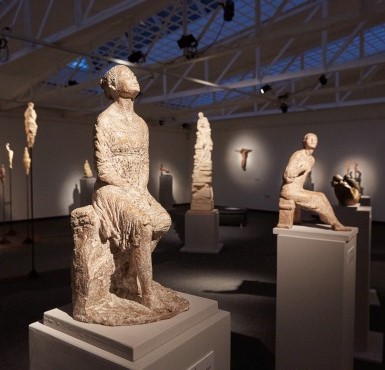 Verschiedene Statuen der Ausstellung Paola Ceccarelli donna acqua terra von 2016 in der Stadtgalerie Altötting.